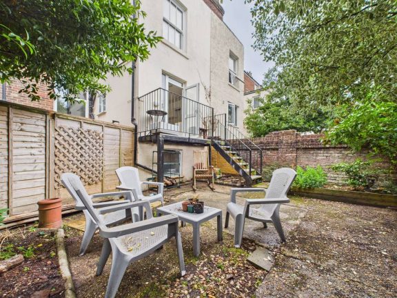 10b Elphinstone Road Image